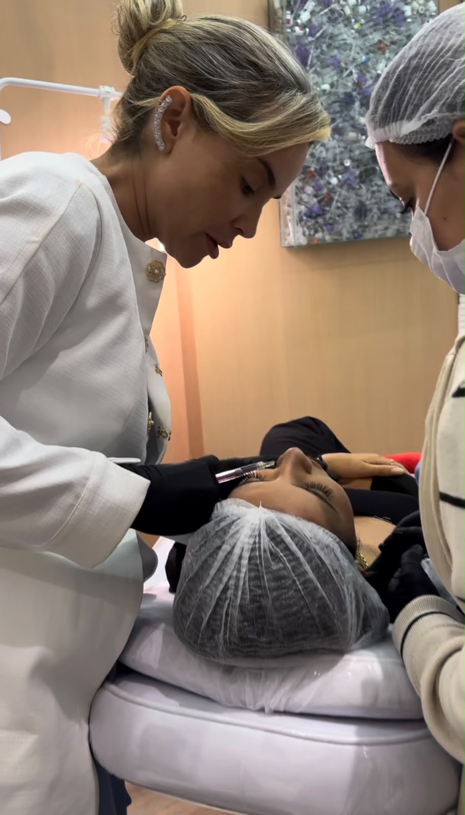 Dra. Luanna orientando uma mentoranda